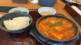 鳥スンドゥブ4辛を注文。
辛いけど甘味と旨みがあるので全然いけちゃいます。

ご飯もおかわり自由なのでコスパも良い