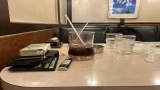 新宿駅から近く、雰囲気溢れるお店で最高です。
店員さんも親切でコーヒーも美味しいのでよく利用させてもらってます。このご時世に全席喫煙可なのもありがたいです。